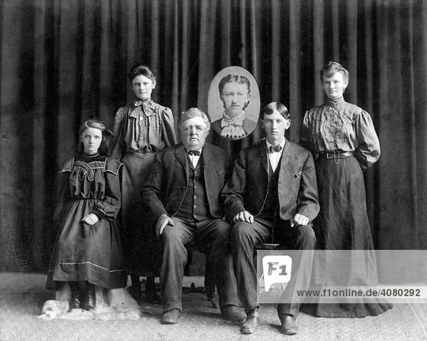 Historische Aufnahme  Familie  der Verstorbene wird durch ein Foto dargestellt  ca. 1922
