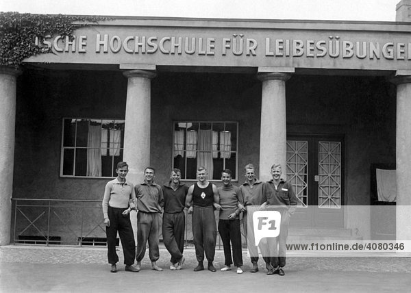 Historische Aufnahme acht Sportstudenten ca. 1928