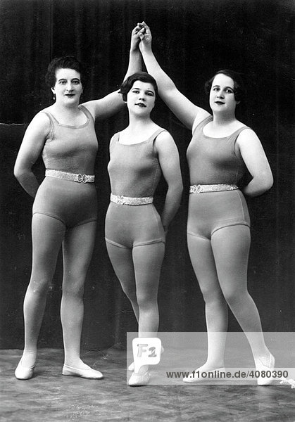 Historische Aufnahme  drei Sportlerinnen  ca. 1921