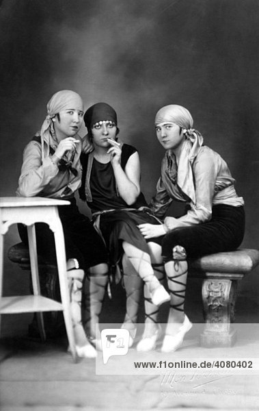 Historische Aufnahme  drei Piratinnen  ca. 1923