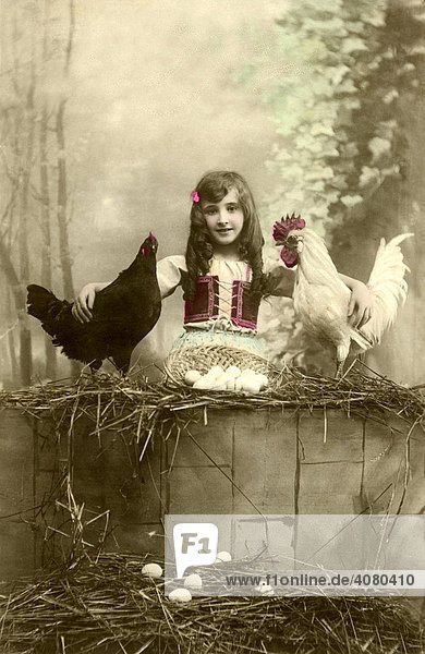 Historische Aufnahme  Mädchen mit zwei Hühnern  ca. 1912