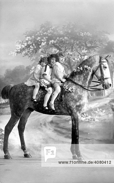 Historische Aufnahme  drei Kinder reiten auf einem Pferd  ca. 1922