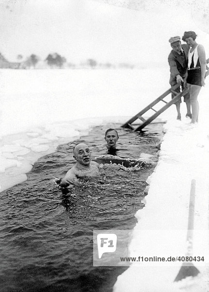 Historische Aufnahme  Baden im Eiswasser  ca. 1922