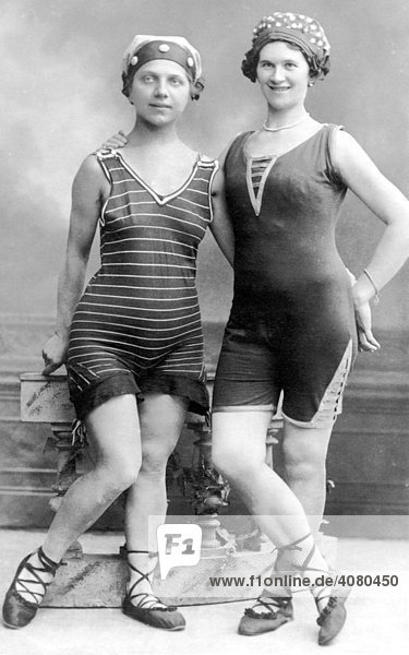 Historische Aufnahme  Frauen tragen Badeanzüge  ca. 1900