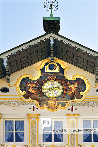 Fassade mit Lüftelmalerei und Uhr  Bad Tölz  Bayern  Deutschland
