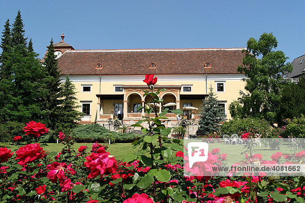 Schloss Weikersdorf mit Parkanlage  Rosarium  Doblhoffpark  Baden  Niederösterreich  Österreich