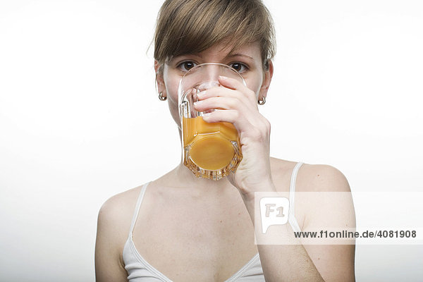 Junge Frau trinkt ein Glas Saft