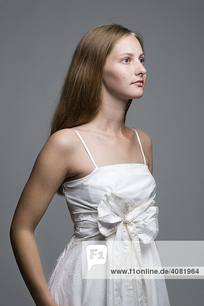 Langhaarige Frau im weißen Kleid