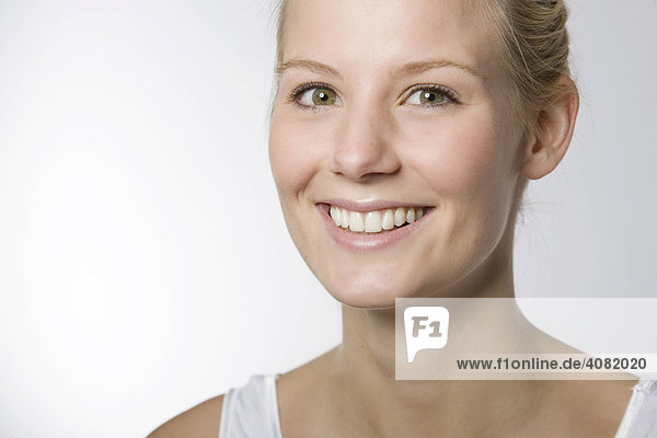 Portrait einer lachenden jungen Frau
