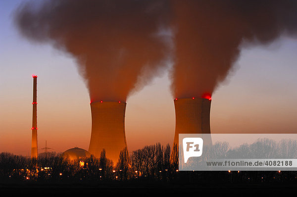 Kernkraftwerk Grafenrheinfeld am Abend  Unterfranken  Bayern  Deutschland