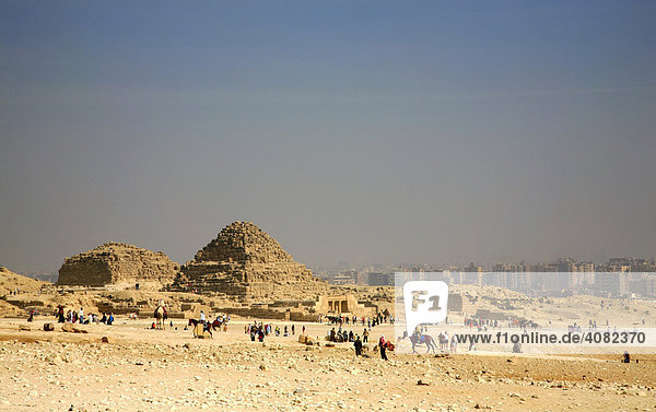 Pyramide in Gizeh  dahinter Kairo  Äygpten  Nordafrika  Afrika