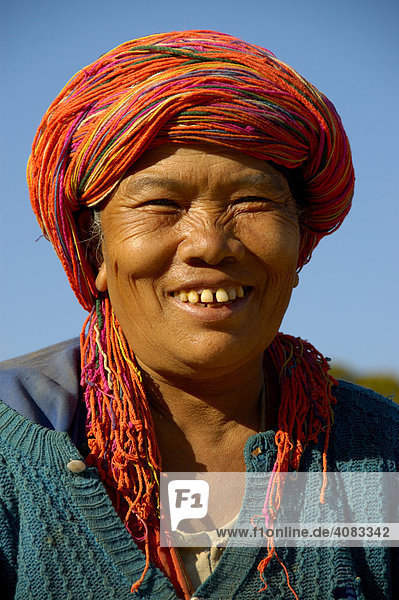 Portrait ältere burmesische Frau in Tracht der Pa-laung lächelt Yasakyi Shan State Burma
