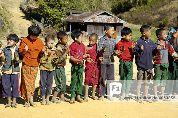 Junge Schüler einer Schulklasse in einer Reihe Yasakyi Shan State Burma