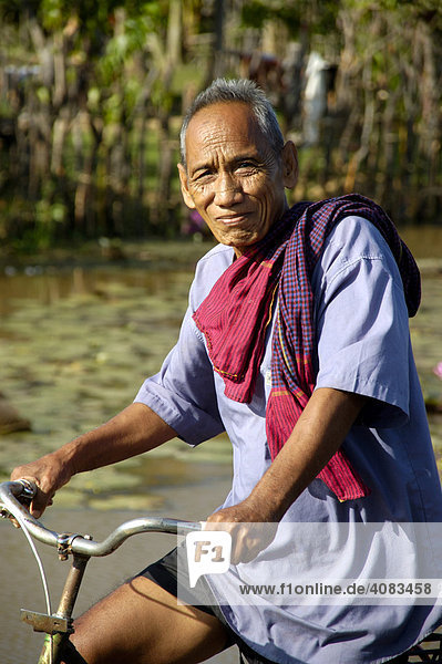 Khmer Mann auf seinem Fahrrad bei Kompong Thom Kambodscha