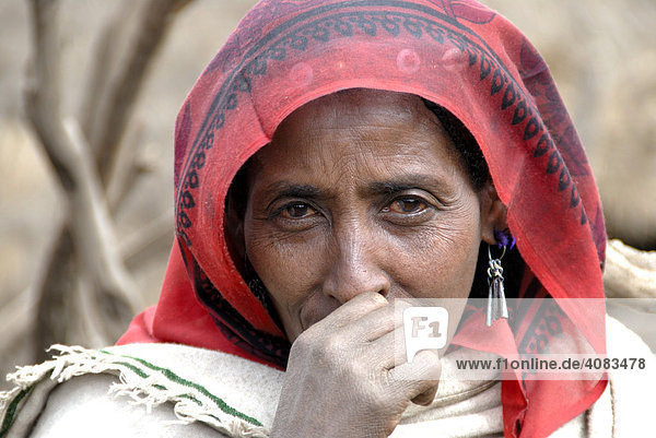 Portrait Frau mit rotem Kopftuch Geech Semien Mountains Äthiopien