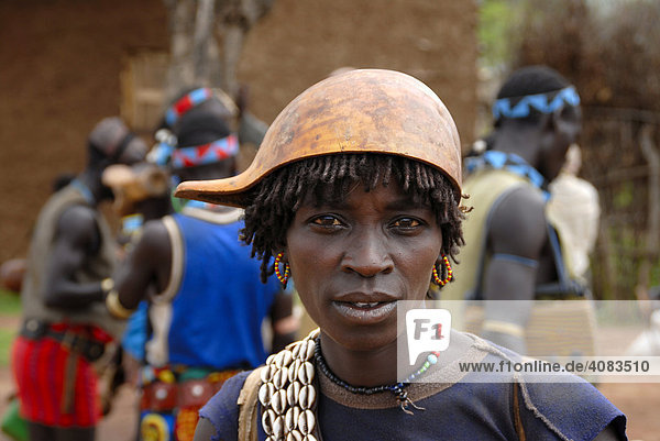 Portrait Frau mit Kette aus Kaurimuscheln und Kalabasse auf dem Kopf auf dem Markt von Keyafer Äthiopien