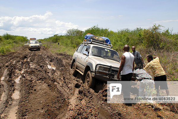 Im Matsch steckengebliebener Toyota Landcruiser im Mago Nationalpark Äthiopien