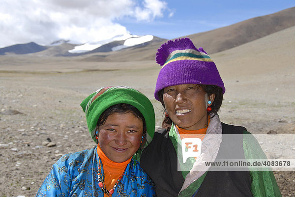 Tibetische Nomaden zwei lächelnde Frauen in der Ödnis Everest Gebiet Tibet China