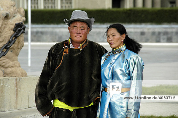 Ehepaar in mongolischer Tracht auf dem Sükhbaatar Platz Ulan Bator Mongolei