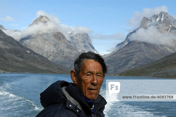 Portrait Inuit Grönländer im Qinngertivaq Fjord vor hohen Bergen Solporten Ostgrönland