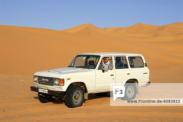 Weißer Geländewagen im Sand Mandara Libyen