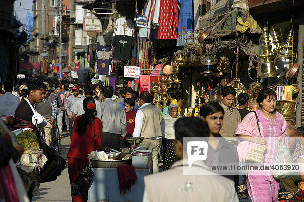 Viele Menschen in einer Einkaufsstraße der Altstadt Kathmandu Nepal