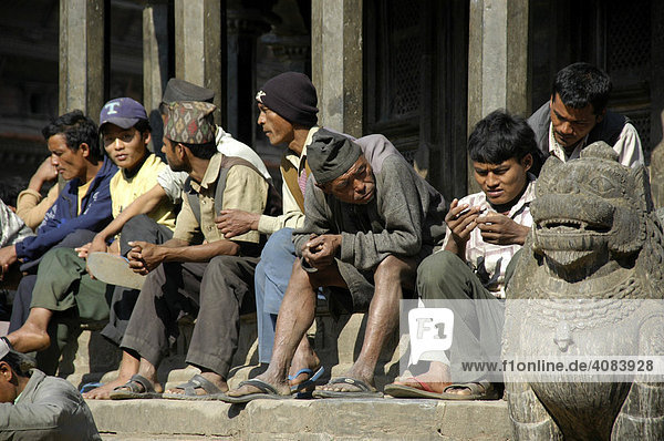 Männer sitzen nebeneinander Patan Kathmandu Nepal
