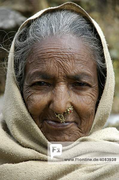 Portrait einer alten Frau mit Nasenring im Umhang bei Pokhara Nepal