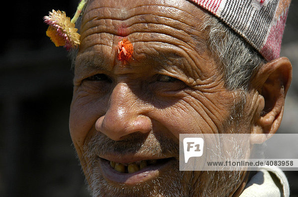Portrait Newar Mann mit Tikka und Blume auf der Stirn Bhaktapur Nepal