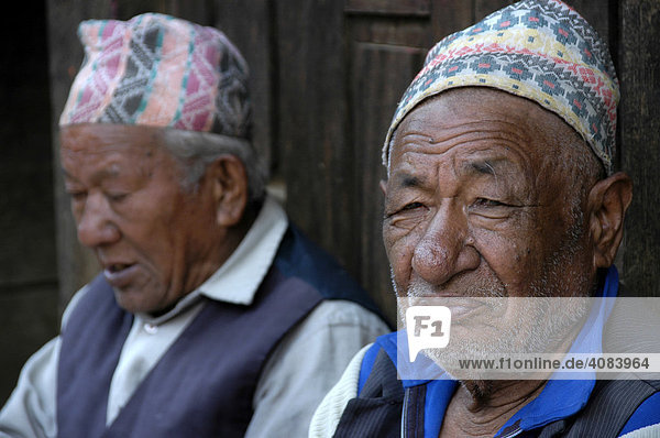 Portrait Zwei alte Newar Männer mit traditioneller Kopfbedeckung Bhaktapur Nepal