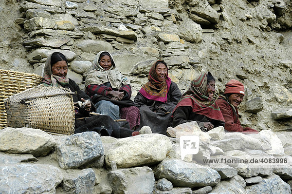 Tibetische Frauen sitzen zusammen in Phu Nar-Phu Annapurna Region Nepal