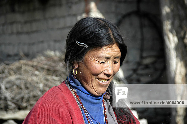 Portrait Frau aus Dzong Mustang Annapurna Region Nepal
