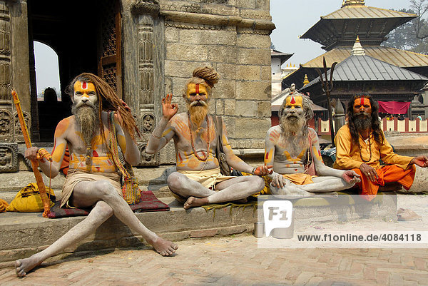 Vier heilige Männer Sadhus segnen bunt angemalt Pashupatinath Kathmandu Nepal