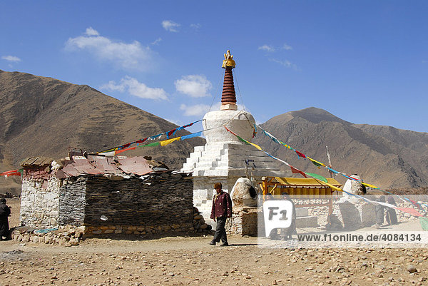 Tibetischer Buddhismus Pilger umrunden weißen Stupa Kyi Chu Tal Tibet China