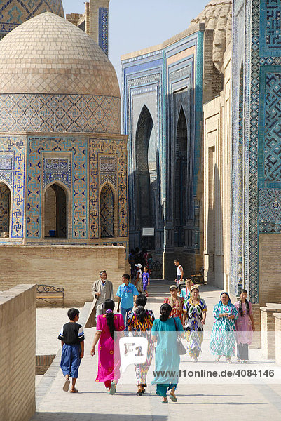 Bunt gekleidete Frauen Nekropole Shahi-Sinda Ensemble Samarkand Usbekistan