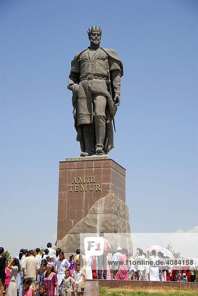 Viele Menschen unterm Denkmal von Amir Timur Shaxrisabz Usbekistan