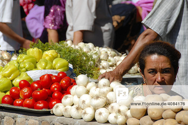 Marktfrau verkauft frisches Gemüse auf dem Basar Xiva Usbekistan