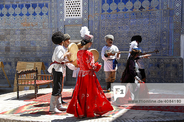 Tanzdarbietung in traditioneller Tracht aus Choresmien Palast Tasch-Hauli Xiva Usbekistan