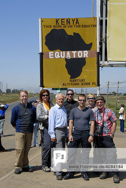 Gruppe Touristen vorm Schild Equator am Äquator Nanyuki Kenia