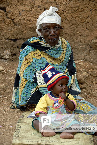 Einheimische Großmutter mit Baby Enkel in den Usambara Bergen Tansania