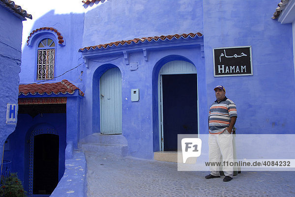 Einheimischer vor Hamam in der blauen Medina Chefchaouen Marokko