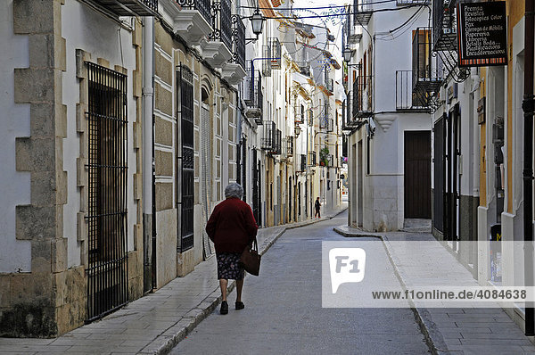 Alte Frau in einer Gasse der Altstadt  Benissa  Alicante  Costa Blanca  Spanien