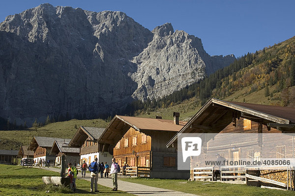 In der Eng Rissbachtal Tirol Österreich Engalmen am Talschluß unter der Grubenkarspitze