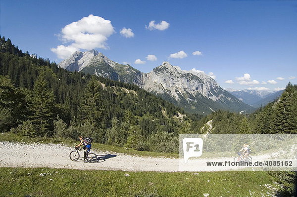Im Rißbachtal im Karwendel Tirol Österreich Mountain biker auf dem Weg zum Plumsjoch über der Eng