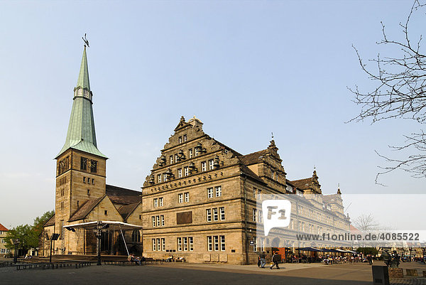 Hameln an der Weser Niedersachsen Deutschland Marktkirche St. Nikolai mit dem Hochzeitshaus