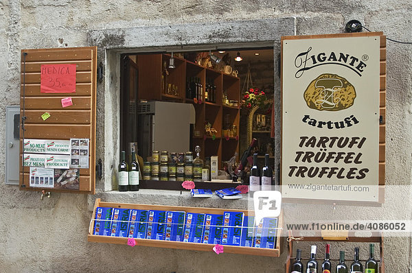 Motovun Istrien Kroatien im kleinen Bergdorf Feinkostladen mit Trüffelspezialitäten