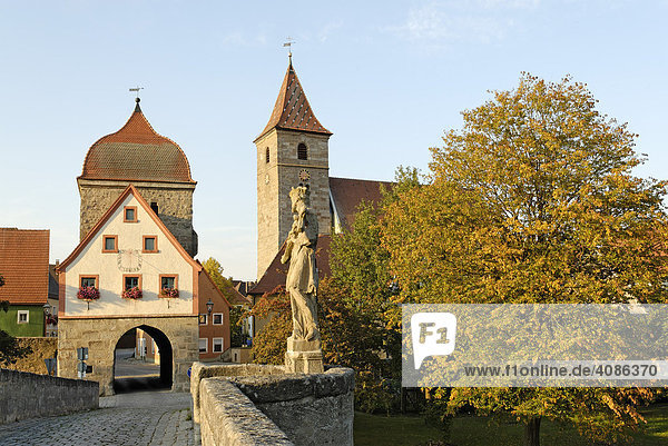 Ornbau Mittelfranken Bayern Deutschland Altmühlbrücke Stadttor und Pfarrkirche St. Jakobus