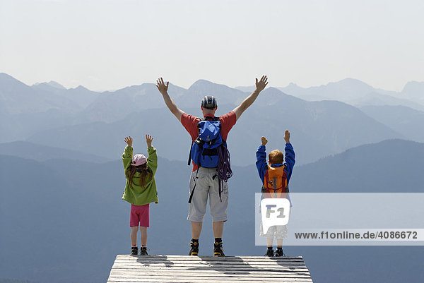 Freiheit am Berg Familie beim bergsteigen