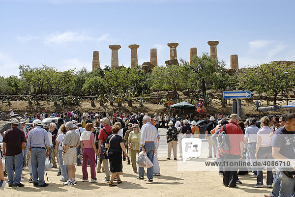 Sammelplatz für Touristen vor dem Herkules Tempel Agrigent Agrigento Sizilien Italien