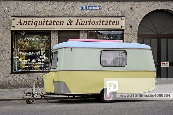 Wohnwagen Anhänger vor Antiquariat Schwabing Tuerkenstrasse Muenchen Bayern Deutschland